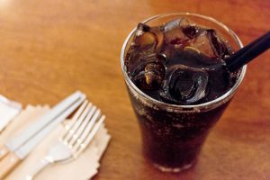 Refrigerante dá celulite? Saiba como a bebida afeta a saúde